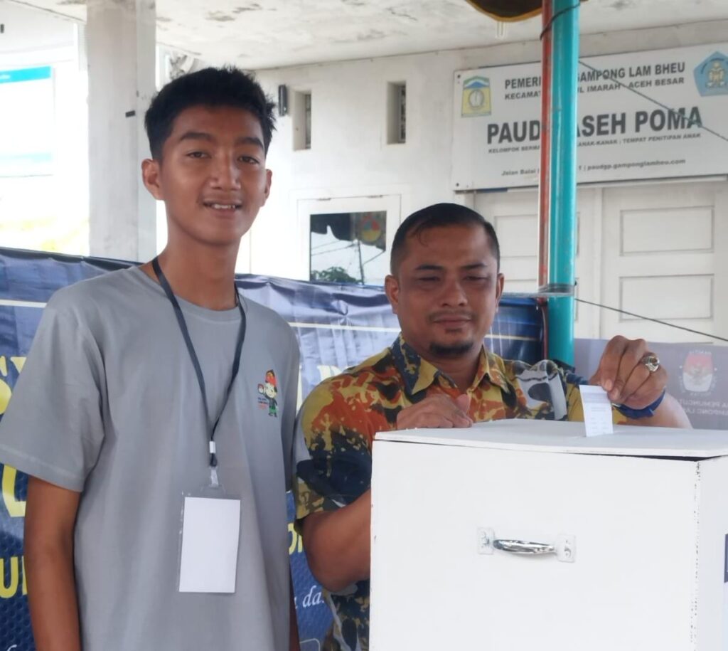 Foto : Camat Darul Imarah, M.Basir, S.STP, M.Si selaku warga gp. Lambheu melakukan pencoblosan pemilihan keuchik