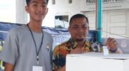Foto : Camat Darul Imarah, M.Basir, S.STP, M.Si selaku warga gp. Lambheu melakukan pencoblosan pemilihan keuchik